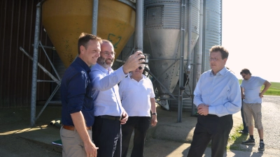 Auf ein Selfie mit Manfred Weber: Der CSU-Landratskandidat Dr. Christian von Dobschütz (links) hat jetzt auch die Handynummer des einflussreichen EU-Politikers. (Foto: Johannes Zimmermann)