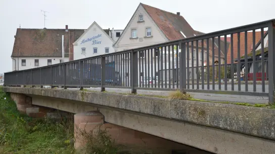 Die Steinachbrücke in der Gutenstettener Hauptstraße ist in die Jahre gekommen und muss erneuert werden. (Foto: Johannes Zimmermann)