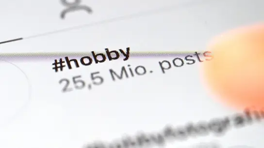 Der Instagram Hashtag „hobby“ ist auf einem Tablet dargestellt. Insgesamt gibt es dafür 25,5 Millionen Beiträge. (Foto: Bernd Weißbrod/dpa)