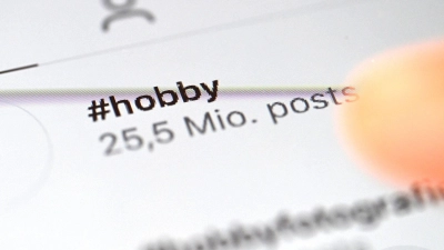 Der Instagram Hashtag „hobby“ ist auf einem Tablet dargestellt. Insgesamt gibt es dafür 25,5 Millionen Beiträge. (Foto: Bernd Weißbrod/dpa)