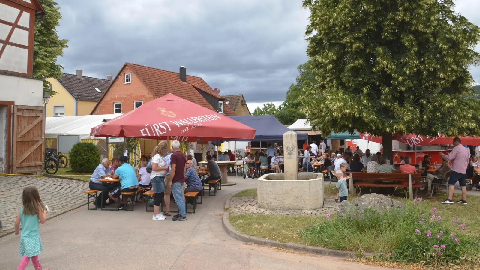 Rund um das Rathaus ist der Kirchweihfestplatz (Foto: Peter Tippl)