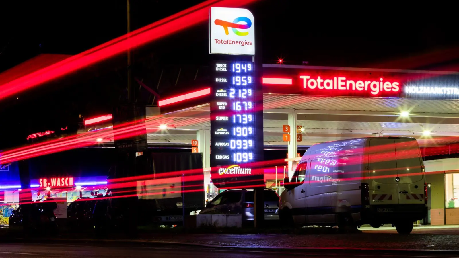 Eine Berliner TotalEnergies-Tankstelle. Der Konzern will sich aus dem Tankstellengeschäft zurückziehen. (Foto: Christoph Soeder/dpa)