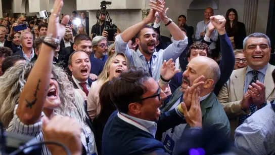 Aktivisten der rechtsextremen Partei „Fratella d&#39;Italia“ (Brüder Italiens) feiern, als sie in ihrer Wahlzentrale in Rom erste Zahlen zur Wahl erfahren. (Foto: Roberto Monaldo/LaPresse/AP/dpa)