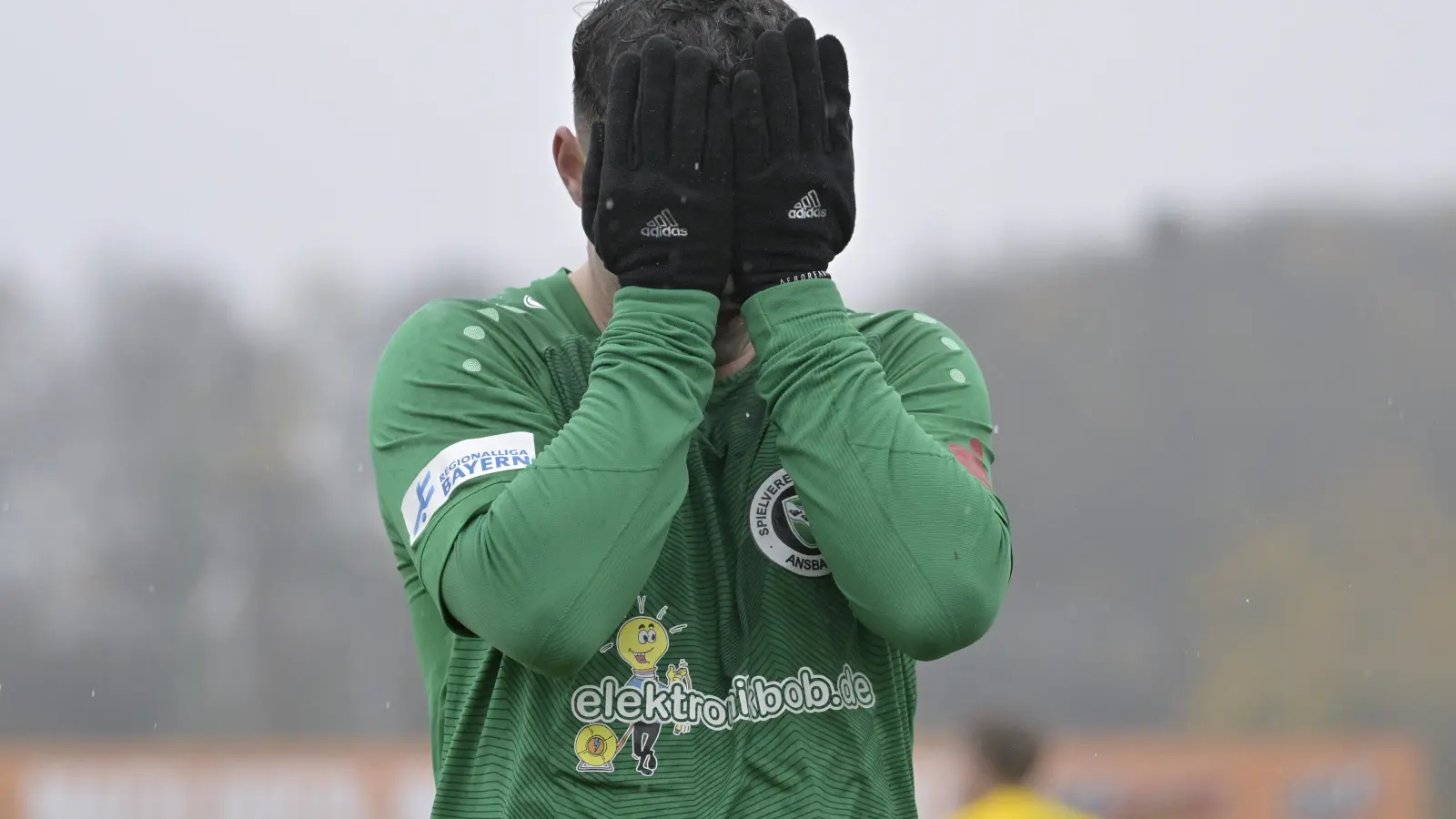 Kroiß spielt Innenverteidiger? Da kann der Stürmer der SpVgg Ansbach nur die Hände vors Gesicht schlagen. Wenn es konkret wird, hat das Programm noch mehr Kuriositäten und Fehler zu bieten. (Foto: Martin Rügner)
