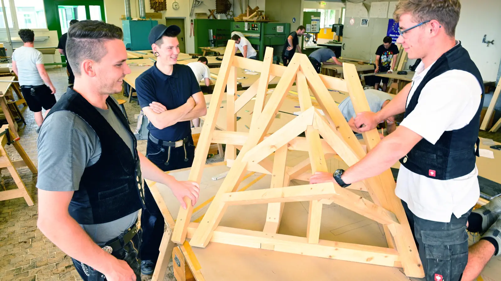 Die angehenden Zimmerermeister (von links) Andreas Lehner aus Roth, Jean-Marc von Eulenburg aus Norddeutschland und Rudolph Haag aus Langenaltheim stellen sich in Ansbach in der Meisterschule der Handwerkskammer schon intensiv den praktischen Herausforderungen. (Foto: Jim Albright)