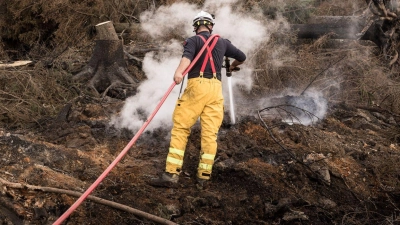 Gelöscht ist der verheerende Brand im Hohen Venn noch nicht. (Archivbild)  (Foto: Valentin Bianchi/AP/dpa)