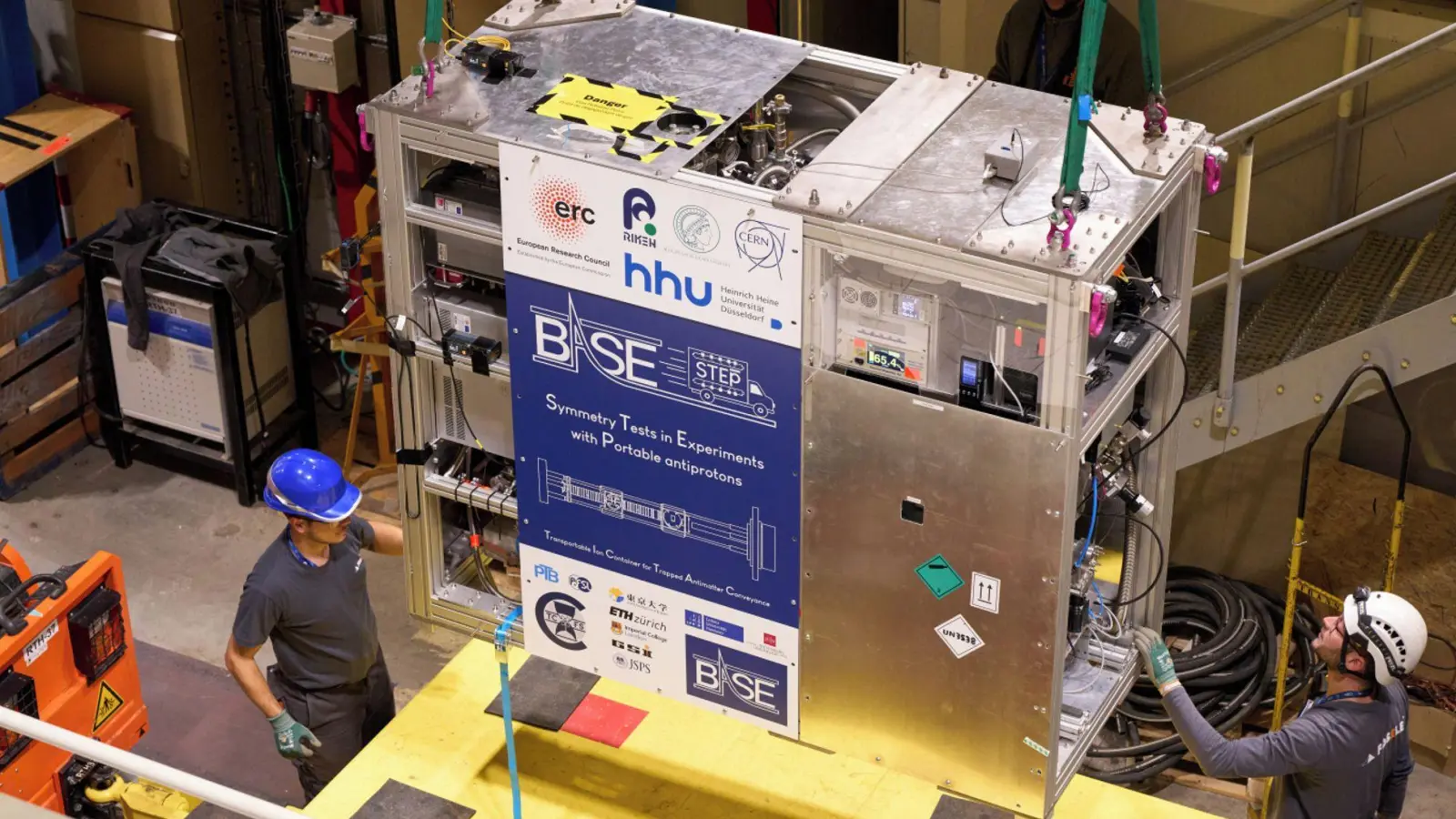 Insgesamt wiegt der Container rund 800 Kilogramm - für den Transport ist deshalb ein Lastwagen nötig. (Foto: Kernforschungszentrum Cern/dpa)