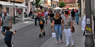 Einkaufen. Erleben. Genießen! Am Freitag findet bereits zum 10. Mal die äußerst beliebte Lange Kultur- und Einkaufsnacht in Neustadt an der Aisch statt. (Foto: Gudrun Schwarz-Köhler)