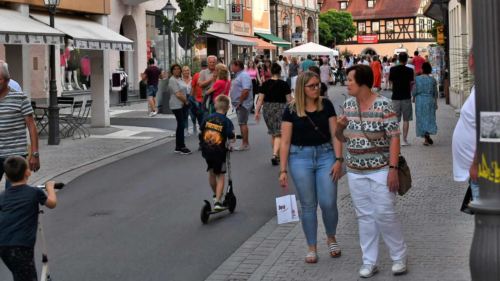 Einkaufen. Erleben. Genießen! Am Freitag findet bereits zum 10. Mal die äußerst beliebte Lange Kultur- und Einkaufsnacht in Neustadt an der Aisch statt. (Foto: Gudrun Schwarz-Köhler)