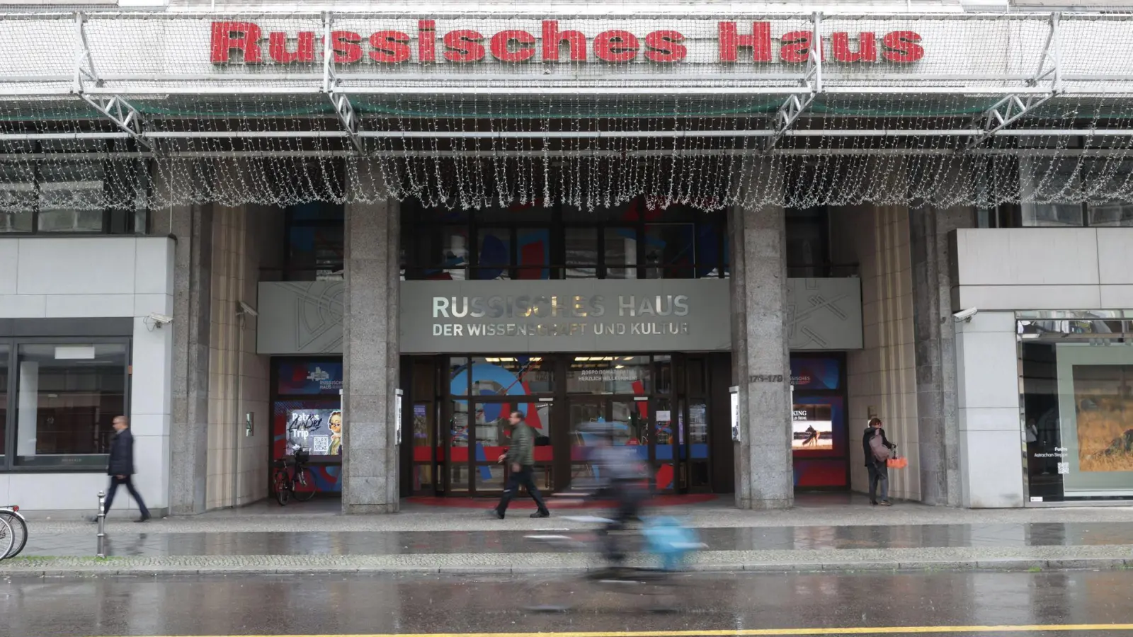 Das Russische Haus in Berlin ist immer wieder Anlass für Debatten. (Archivbild) (Foto: Jörg Carstensen/dpa)