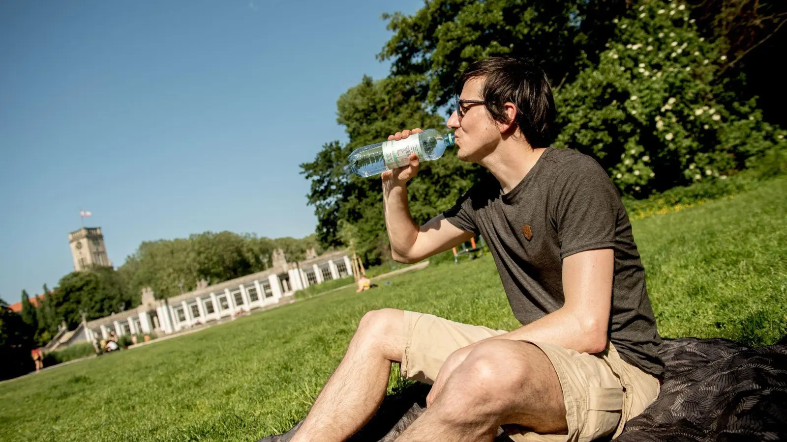 Ausreichend trinken - das ist an Sommertagen besonders wichtig. Eiskaltes Wasser sollte es aber besser nicht sein, denn das kann zu Magenkrämpfen führen. (Foto: Zacharie Scheurer/dpa-tmn)