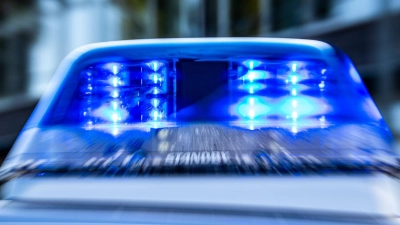 Der Reisebus kippte am Morgen um. Die Polizei ist im Einsatz. (Symbolbild) (Foto: David Inderlied/dpa)