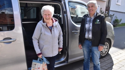 Der Bürgerbus holt die Fahrgäste direkt vor der Haustür ab. Anneliese Wieder (83) und der ehrenamtliche Fahrer Helmut Kahr (69) kennen sich. „Er ist pünktlich, wie immer“, freut sich die Seniorin. (Foto: Silvia Schäfer)