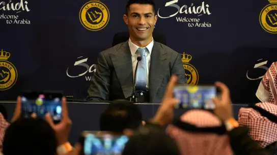 Cristiano Ronaldo während einer Pressekonferenz zu seiner offiziellen Vorstellung beim Fußballverein Al Nassr. (Foto: Amr Nabil/AP/dpa)