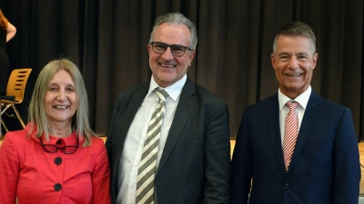 Der Präsident des Landesamtes für Steuern, Paul König (Mitte), verabschiedete Liane Claus in den Ruhestand und installierte Michael Röder als Nachfolger an der Spitze des Uffenheimer Finanzamtes. (Foto: Johannes Zimmermann)