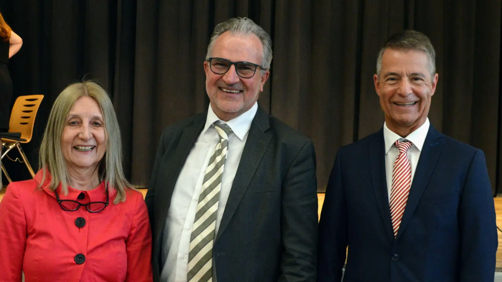 Der Präsident des Landesamtes für Steuern, Paul König (Mitte), verabschiedete Liane Claus in den Ruhestand und installierte Michael Röder als Nachfolger an der Spitze des Uffenheimer Finanzamtes. (Foto: Johannes Zimmermann)