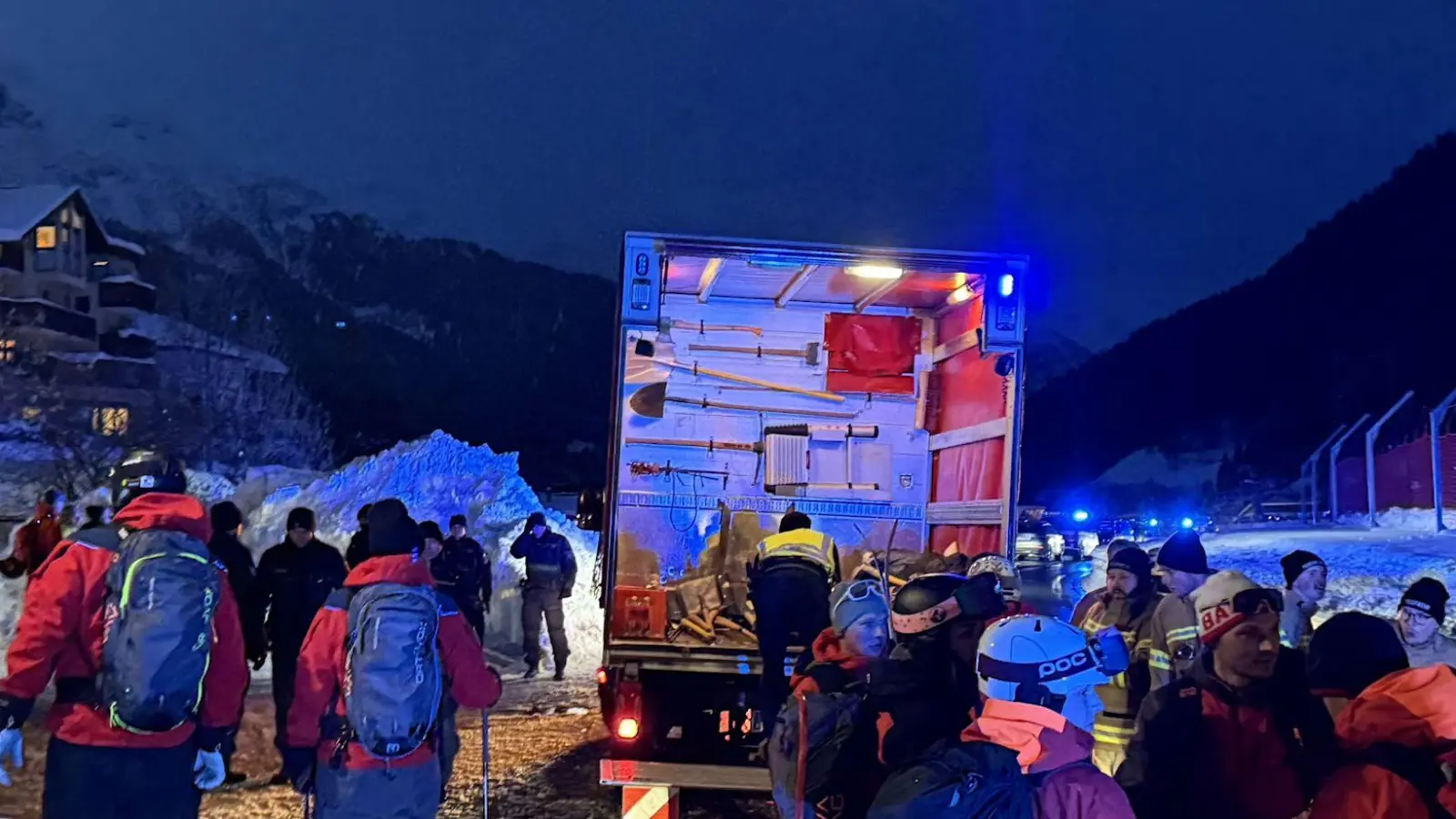  In St. Anton ging am Freitagnachmittag eine Lawine ab.  (Foto: Bernhard Flatscher/extremwetter.tv/dpa)
