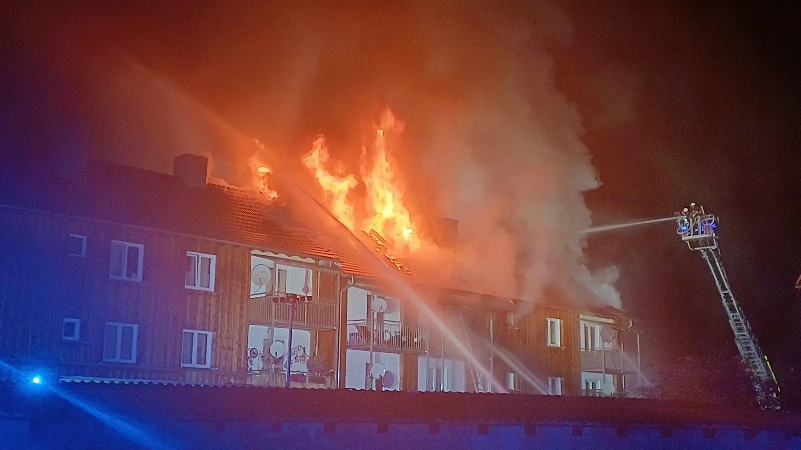 Feuerwehr, Rettungskräfte und Polizei waren mit einem Großaufgebot im Einsatz. (Foto: ---/Zema Medien/dpa)