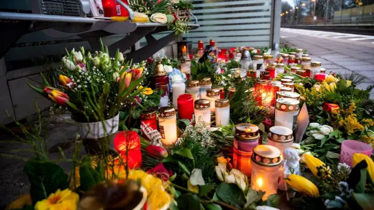 In Gedenken: Kerzen und Blumen in einem Wartehäuschen im Bahnhof Brokstedt. (Foto: Daniel Bockwoldt/dpa)