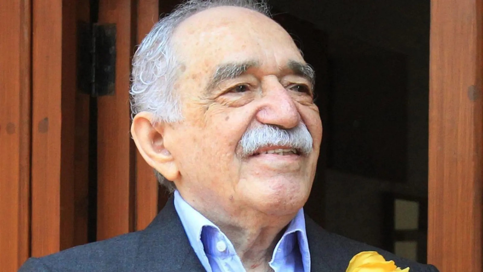 Der Literaturnobelpreisträger Gabriel García Márquez 2014  vor seinem Haus in Mexiko-Stadt. (Foto: Mario Guzman/epa efe/dpa)