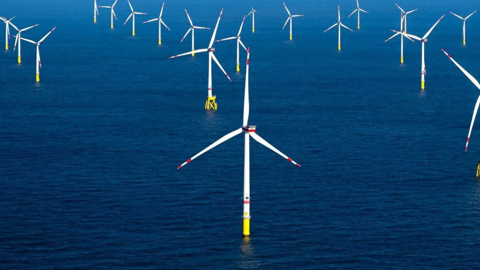 Windkraftanlagen auf der Nordsee könnten mehr Energie liefern - wären da nicht die Netzengpässe an Land. (Foto: Sina Schuldt/dpa)