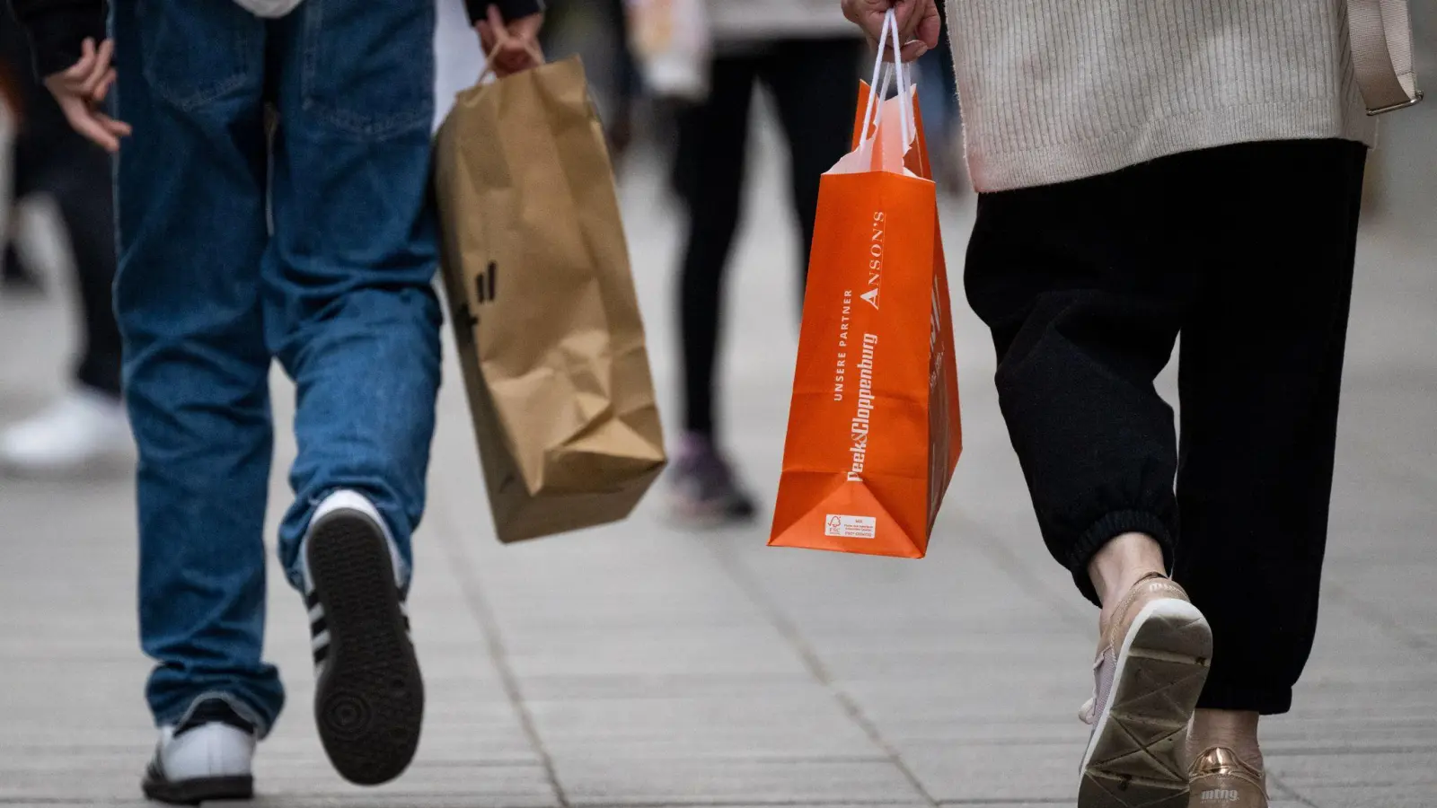 Viele Menschen in Deutschland sparen wegen der gestiegenen Preise bei Mode. (Foto: Monika Skolimowska/dpa)