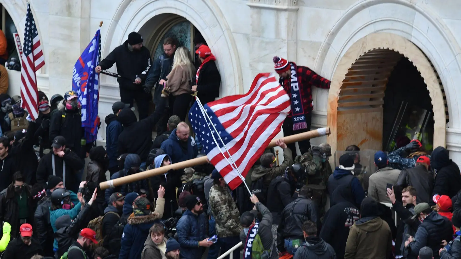 Anhänger von Donald Trump stürmen am 6. Januar 2021 das US-Kapitol. (Foto: Essdras M. Suarez/ZUMA Wire/dpa)