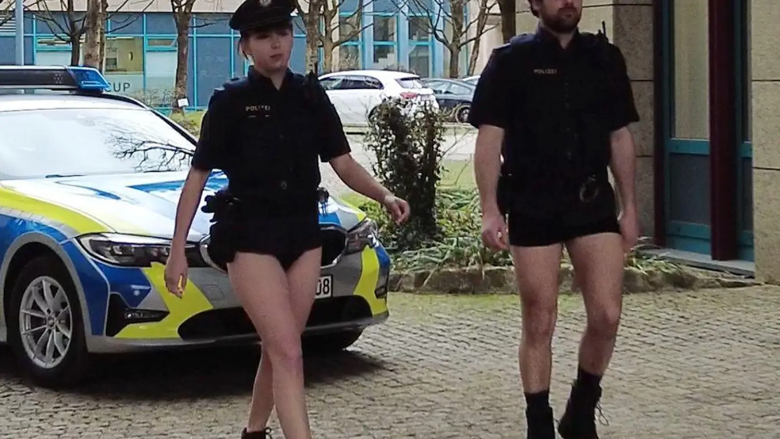 Das Standbild aus einem Youtube-Video der Polizeigewerkschaft (DPolG) zeigt Polizisten ohne Hosen und soll den eklatanten Mangel an Dienstkleidung bei der bayerischen Polizei anklagen. (Foto: -)