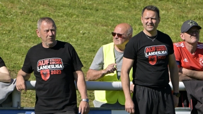 „Können das umbiegen” sagt SCA-Trainer Hanse Golder (rechts, hier neben Spielleiter Hans Ködel). (Foto: Martin Rügner)