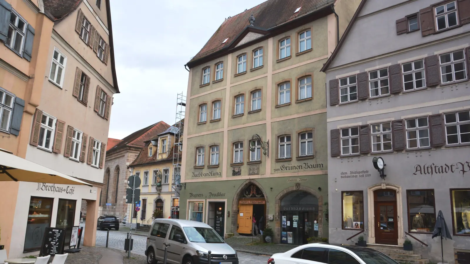 Datiert auf das Baujahr 1410 ist das Gebäude Ledermarkt 7 (grünes Haus in der Bildmitte) in Dinkelsbühls Altstadt. Das Baudenkmal steht bei der Summerschool im Fokus.  (Foto: Peter Tippl)