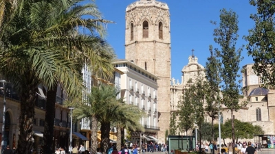 Begrünt und nun verkehrsberuhigt: der Platz vor der Kathedrale von Valencia, der Catedral de Santa María de Valencia. (Foto: Andreas Drouve/dpa-tmn)