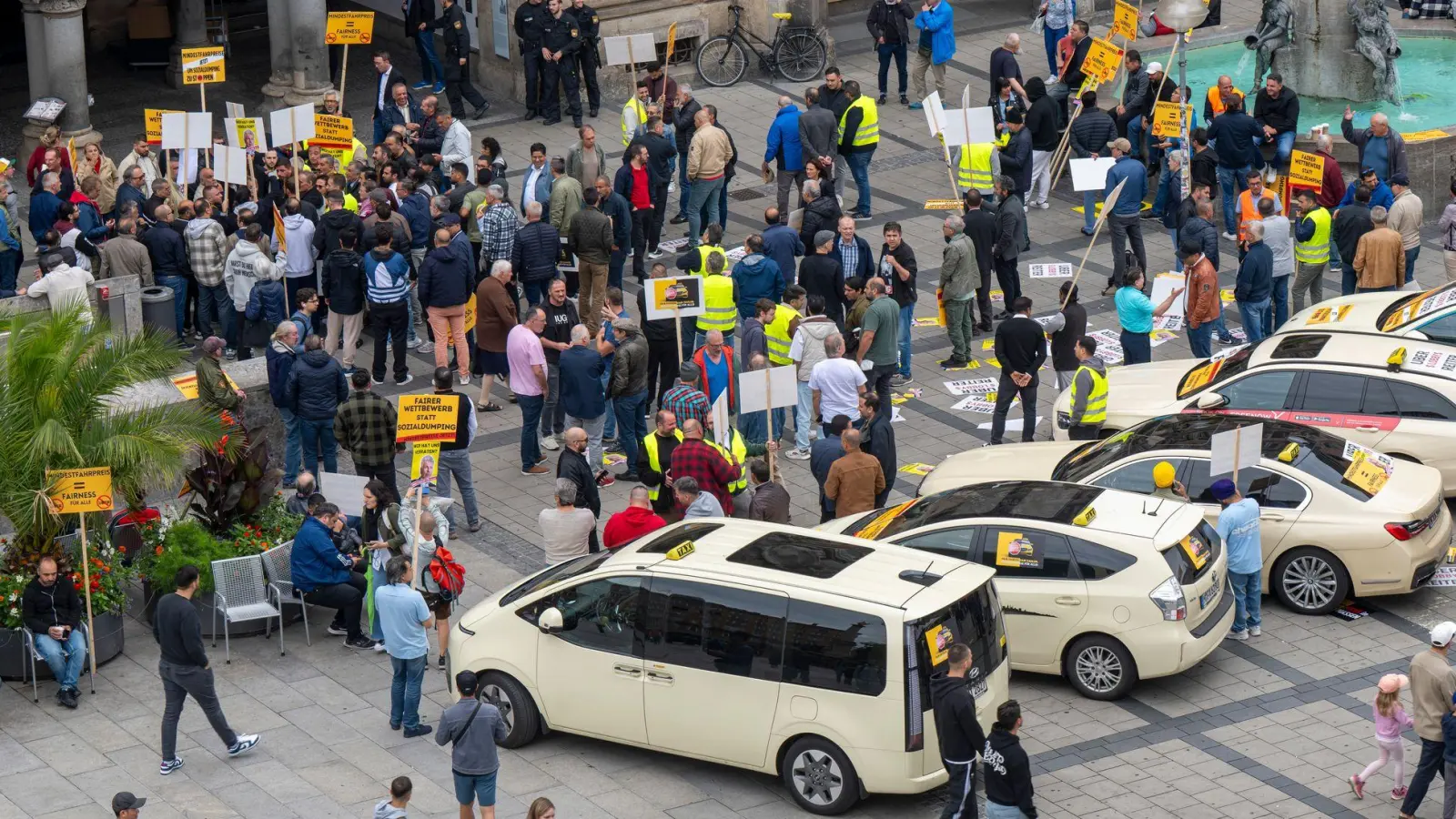 Am Morgen demonstrierten Taxifahrer vor dem Rathaus - bereits am Dienstag hatte es dort lautstarken Protest gegeben. (Foto: Peter Kneffel/dpa)