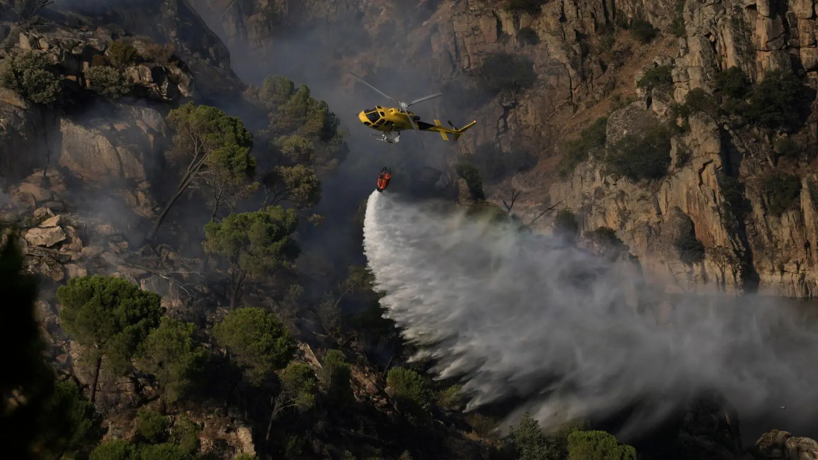In Spanien sind die verheerenden Waldbrände in den Regionen Madrid, Ávila und Toledo inzwischen weitgehend eingedämmt. (Foto: Olmo Calvo/AP/dpa)