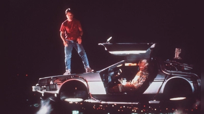  In „Zurück in die Zukunft“ wird der von Michael J. Fox verkörperte Held Marty McFly - mit Hilfe eines umgebauten Sportwagens vom Typ DeLorean DMC-12 - aus dem Jahr 1985 ins Jahr 1955 katapultiert. (Foto: Kpa Publicity/United Archives/dpa)