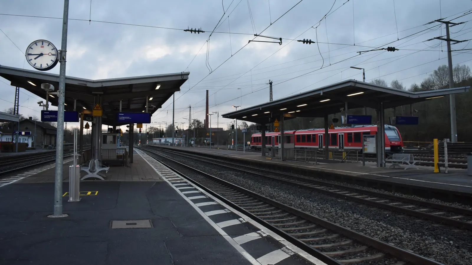 Verwaist waren Bahnsteige am Montagmorgen am Neustädter Bahnhof. Nur ein stehender Zug war zu sehen. (Foto: Ute Niephaus)