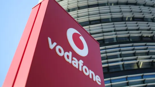 Das Vodafone-Logo vor der Vodafone-Deutschland-Zentrale in Düsseldorf. (Foto: Federico Gambarini/dpa)