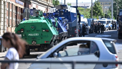 Einsatzfahrzeuge der Polizei an der Polizeidirektion in Leipzig. (Foto: Hendrik Schmidt/dpa)