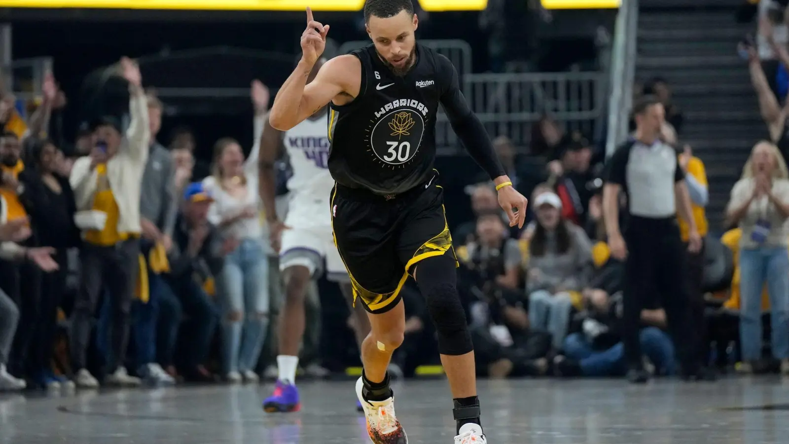 Superstar Stephen Curry führte die Warriors mit 36 Punkten zum Sieg. (Foto: Jeff Chiu/AP)