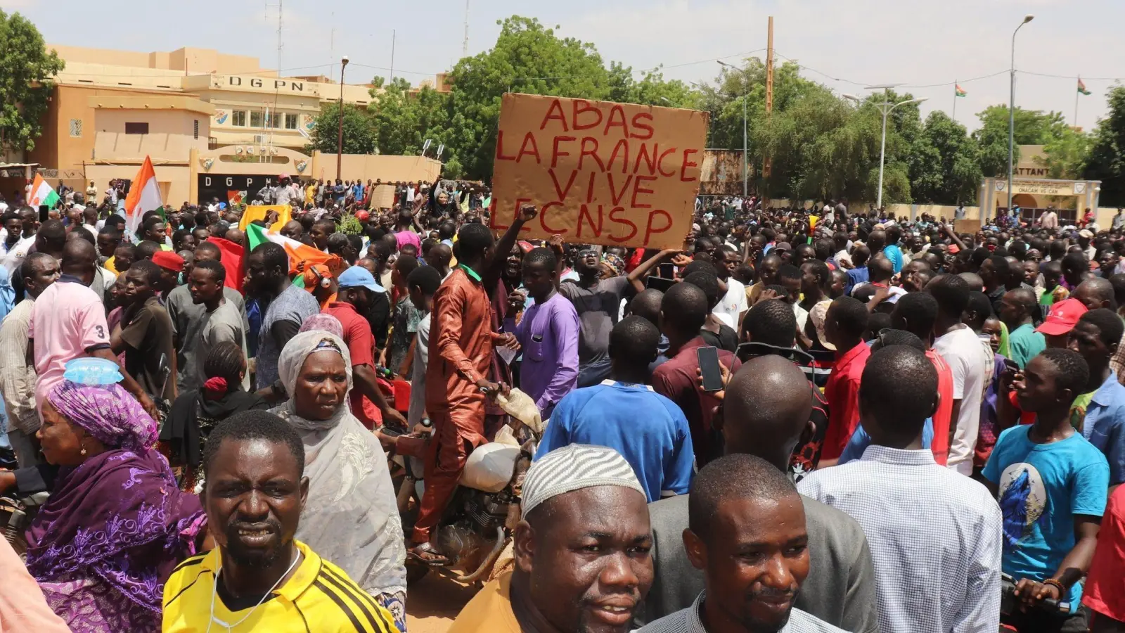 Demonstranten nehmen kurz nach dem Putsch Ende Juli in Nigers Hauptstadt Niamey an einem Marsch zur Unterstützung der Militärjunta teil. (Foto: Djibo Issifou/dpa)