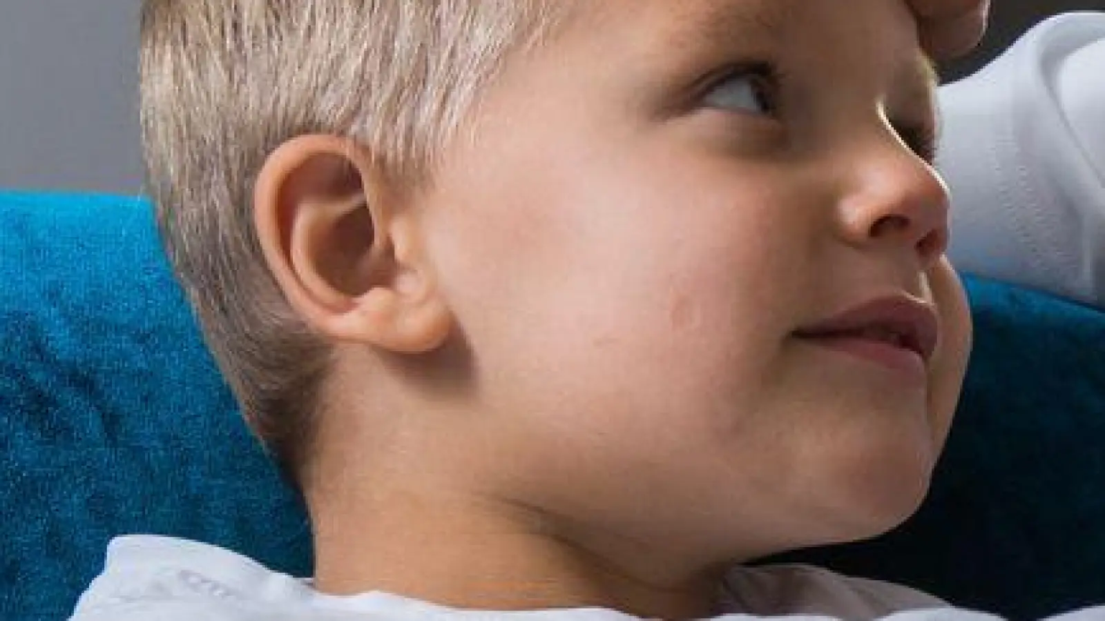 Wenn das Kind krank ist, ist der Wunsch nach Nähe von Mama und Papa oft besonders groß. (Foto: Christin Klose/dpa-tmn)