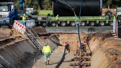 Eine Baustelle der geplanten Erdkabel-Stromtrasse Südlink in Norddeutschland im vergangenen Herbst. Die Leitung hätte eigentlich als herkömmliche Freileitung bereits 2022 in Betrieb gehen sollen. (Archiv) (Foto: Focke Strangmann/dpa)