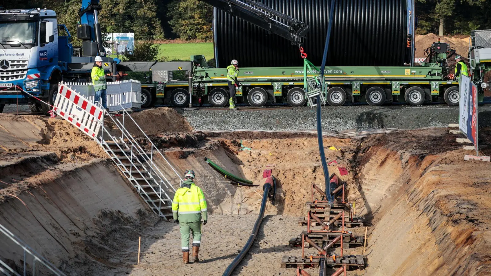 Eine Baustelle der geplanten Erdkabel-Stromtrasse Südlink in Norddeutschland im vergangenen Herbst. Die Leitung hätte eigentlich als herkömmliche Freileitung bereits 2022 in Betrieb gehen sollen. (Archiv) (Foto: Focke Strangmann/dpa)