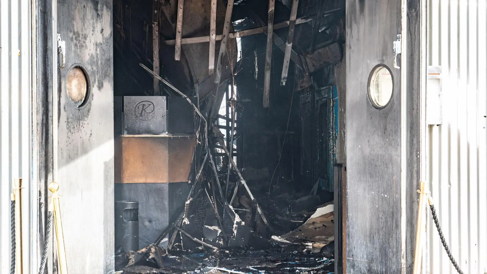 Noch ist völlig unklar, warum das Feuer in der Disco ausbrechen konnte. (Foto: -/Feuerwehr Kehl/dpa)