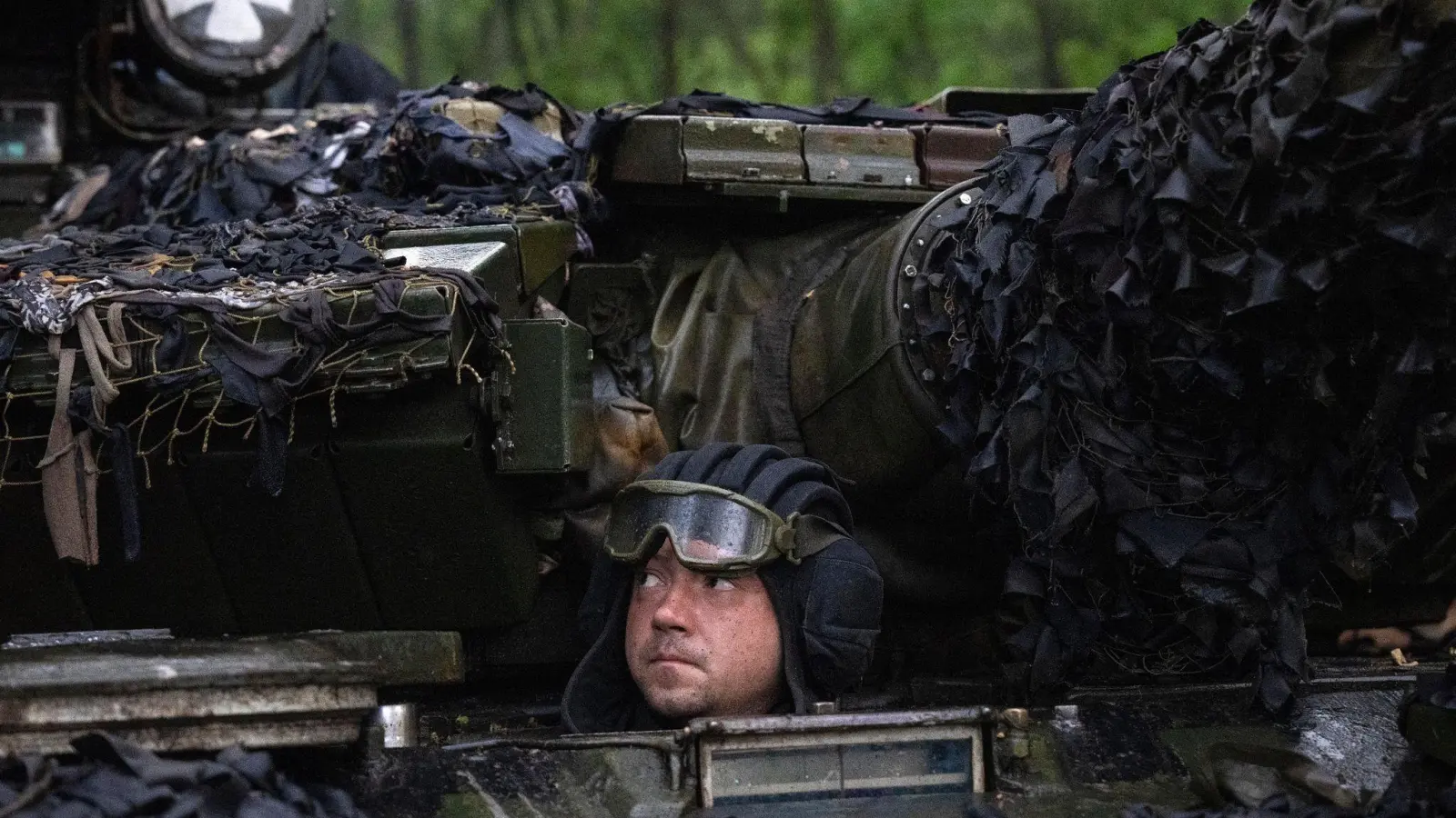 Ein ukrainischer Soldat blickt von seiner Position in der Nähe von Bachmut aus einem Panzer hinaus. (Foto: Efrem Lukatsky/AP)