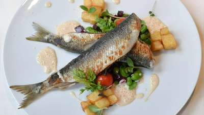 Ganz ohne Panade, dafür mit Röstaromen kann gebratener Hering mit feinen kleinen Beilagen serviert werden, hier mit Favabohnen, Rote Bete und gewürfelten Risoleekartoffeln.  (Foto: Jens Kalaene/dpa-Zentralbild/dpa-tmn)