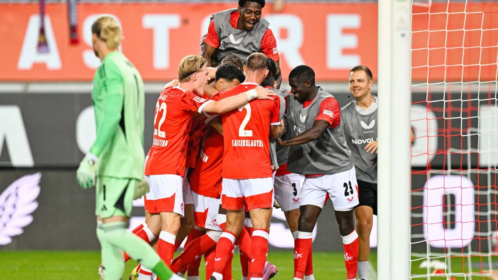 Die FCK-Spieler bejubeln das goldene Tor von Marlon Ritter.  (Foto: Uwe Anspach/dpa)