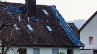 Sturmschäden am Haus: Für die Reparatur eines abgedeckten Dachs etwa kommt die Wohngebäudeversicherung auf. (Foto: Nicolas Armer/dpa/dpa-tmn)