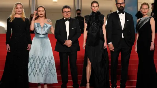 Cristian Mungiu (3.v.l.) kam mit Teilen seines Casts zur Premiere des Films „R.M.N.“ während des 75. Filmfestivals in Cannes. (Foto: Petros Giannakouris/AP/dpa)