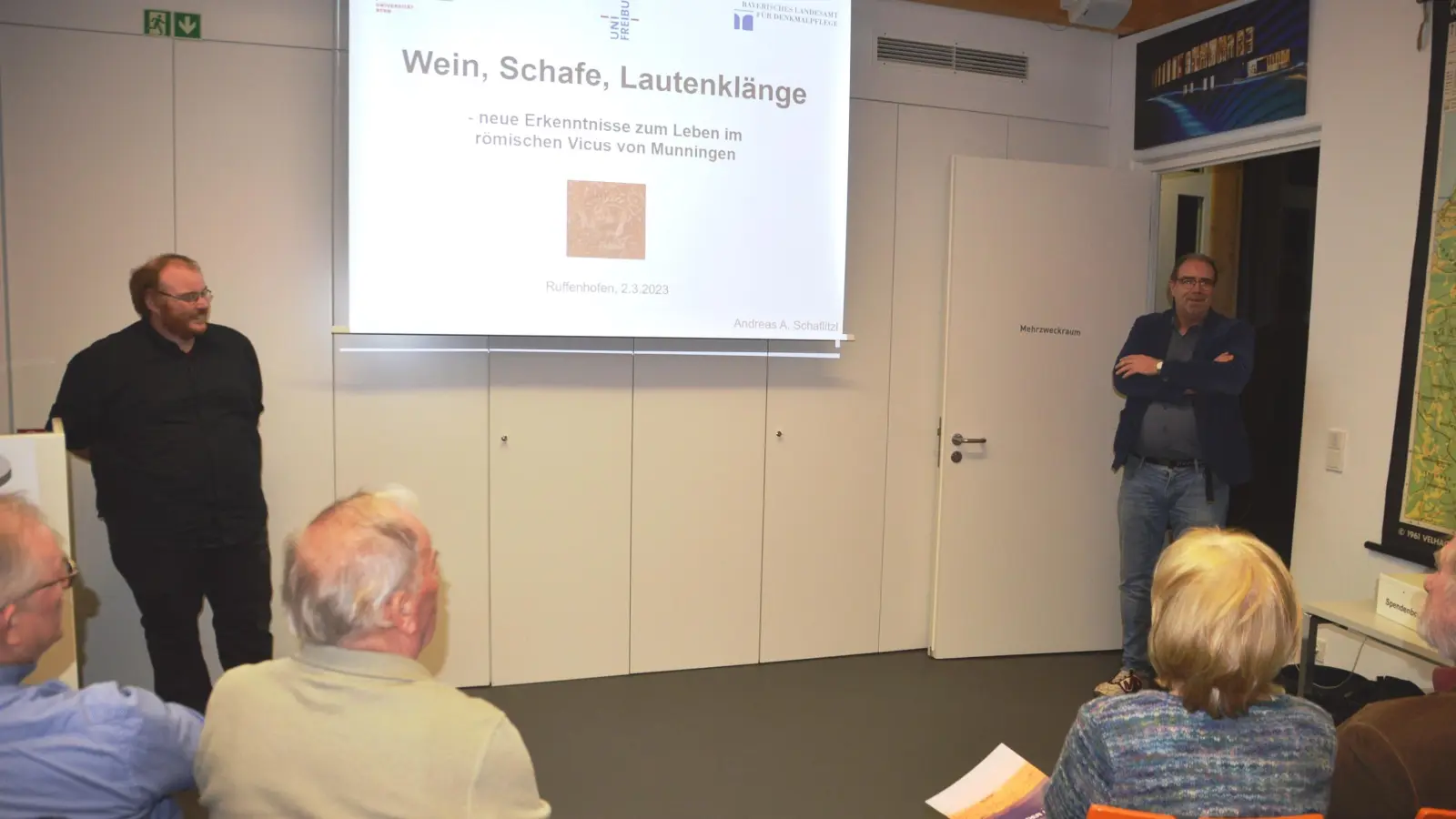 Andreas Schaflitzl (links) und Ruffenhofens Museumsleiter Matthias Pausch (rechts) begrüßten die rund 50 Zuhörer zu dem Vortrag im Limeseum. (Foto: Peter Tippl)