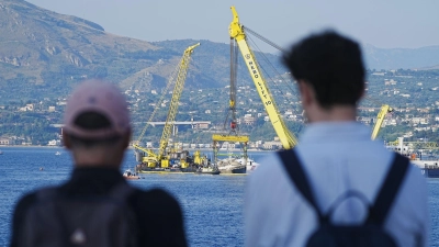 Ein besonderer Anblick: die Bergung der Superyacht „Bayesian“. (Foto: Peter Byrne/PA Wire/dpa)